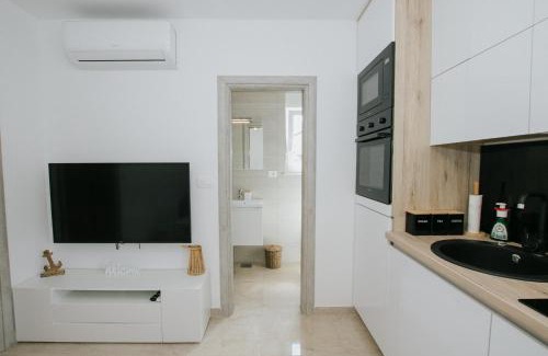 Kastela House | Royal Blue House 1