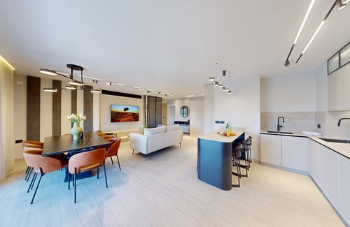 Mamilla Apartment | Royal Haven: King David's 3BR/3BTH Gym & parking