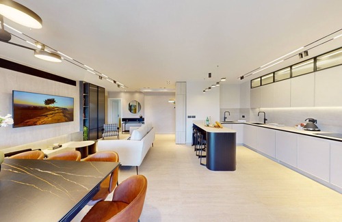 Mamilla Apartment | Royal Haven: King David's 3BR/3BTH Gym & parking