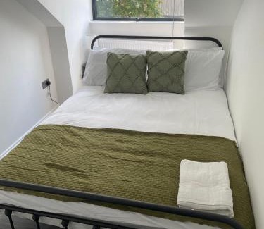 Brentwood Apartment | Royal Oak 7 - FREE PARKING - Sleeps 5 - Perfect for Contractors - Near Shops - Wi-Fi - Long Term Stays