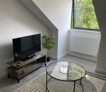 Brentwood Apartment | Royal Oak 7 - FREE PARKING - Sleeps 5 - Perfect for Contractors - Near Shops - Wi-Fi - Long Term Stays