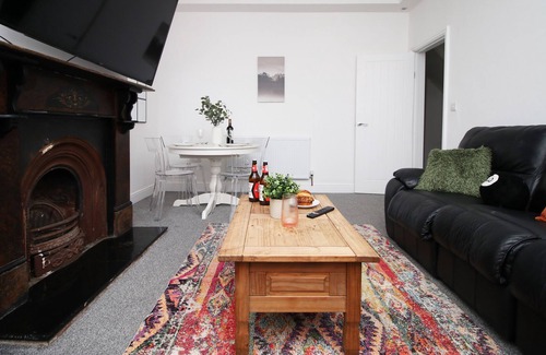 Penylan House | Royal Oak House by Tŷ SA-5 bedroom house