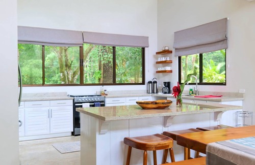 Dominicalito House | Royal Sabitha, Private Luxury Jungle Oasis w/pool & yoga deck! 5min from Surf! Dominical