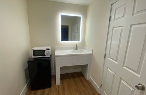 Whittier Hotel | Royale Inn Motel