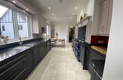 East Grinstead House | Rozel - Ashdown Forest views, huge garden, sleeps 14 in East Grinstead