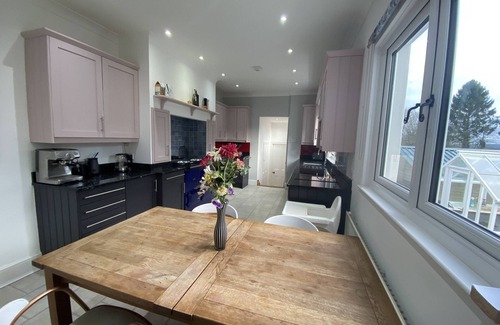 East Grinstead House | Rozel - Ashdown Forest views, huge garden, sleeps 14 in East Grinstead