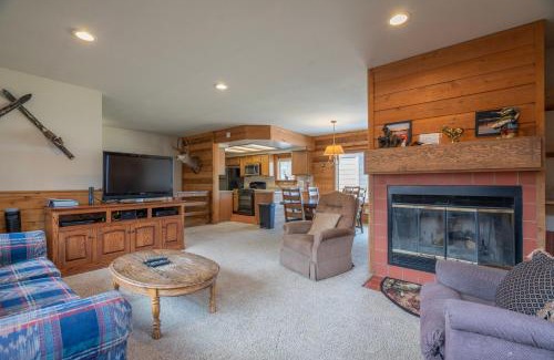 June Lake Apartment | Rr-edgewater10