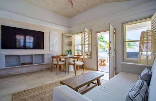 Plantation Villa | Rum Punch- Beachfront Bungalow Pool Kayaks Pier