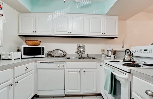 Bradenton Beach Hotel | Runaway Bay Resort by BBG