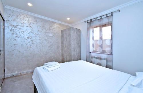 Ararat Hotel | Runway Rooms