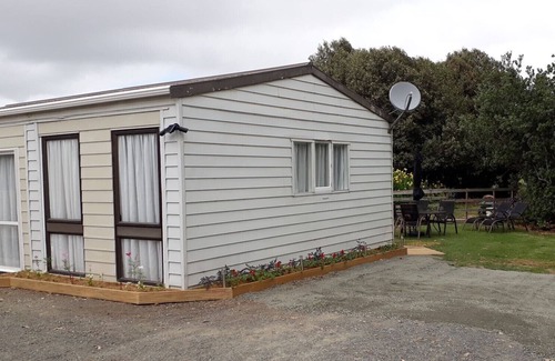 Awanui Cottage | Rural Cottage Minutes From Beaches, Lakes and Town