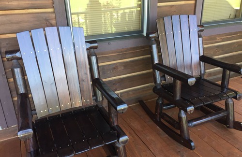 Windsor Cabin | Rural rustic log cabin at Lake Cumberland.