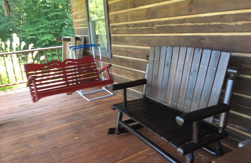 Windsor Cabin | Rural rustic log cabin at Lake Cumberland.
