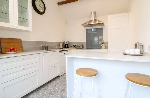 Moreton-in-Marsh Cottage | RUSKIN HOUSE, family friendly, with a garden in Moreton-In-Marsh