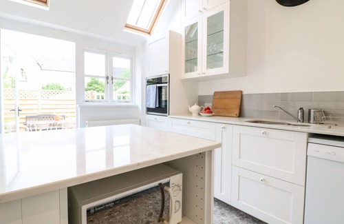 Moreton-in-Marsh Cottage | RUSKIN HOUSE, family friendly, with a garden in Moreton-In-Marsh
