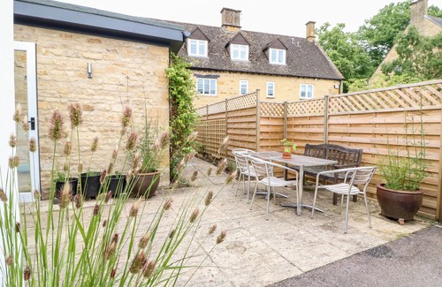 Moreton-in-Marsh Cottage | RUSKIN HOUSE, family friendly, with a garden in Moreton-In-Marsh