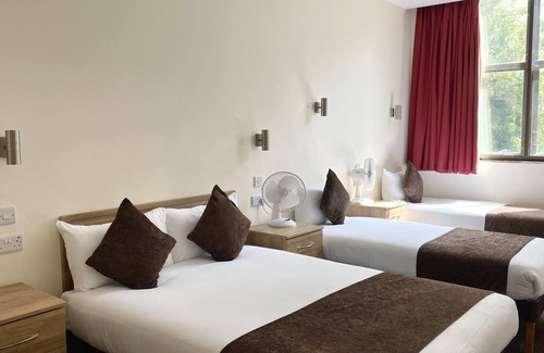 Horley Hotel | Russ Hill Hotel