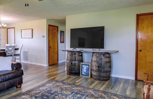 Windsor House | Russell Springs Home w/ Fire Pit - 8 Mi to Lake!