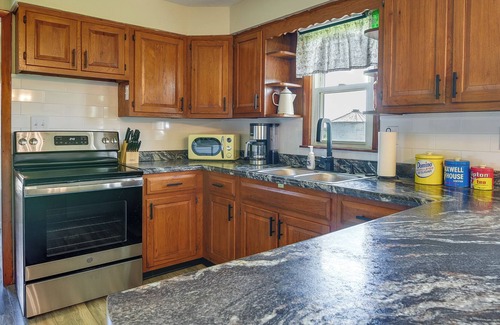 Windsor House | Russell Springs Home w/ Fire Pit - 8 Mi to Lake!