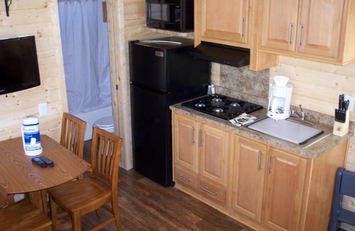 Cloverdale Resort | Russian River Camping Resort Cottage 9