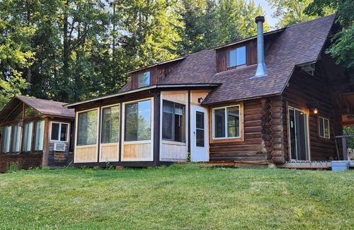 Troy Cabin | Rustic 4-bedroom, lakefront, log cabin on Bull Lake!