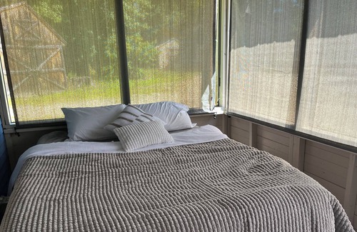 Concord Cabin | Rustic cabin-style on RIVER Northwest of Concord Nh within minutes of Penecook