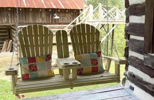 Fackler Cabin | Rustic cabin with modern amenities overlooking Lake Guntersville.