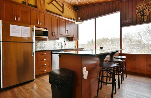 The Blue Mountains Ski Chalet | Rustic Chalet, Near the Village, Indoor Sauna, BBQ Patio