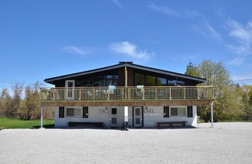 The Blue Mountains Ski Chalet | Rustic Chalet, Near the Village, Indoor Sauna, BBQ Patio