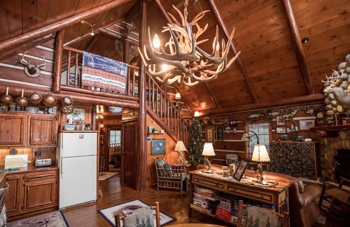Hayward Cabin | Rustic, Cozy, Northwoods Cabin steps away from Round Lake on Richardson Bay!
