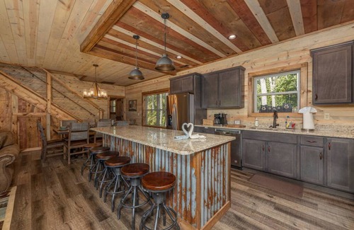 Gatlinburg - Pigeon Forge Apartment | Rustic Dreamscapes in Gatlinburg