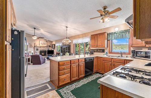 Bellaire House | Rustic lakefront home with large balcony, wood fireplace, grill, & washer/dryer