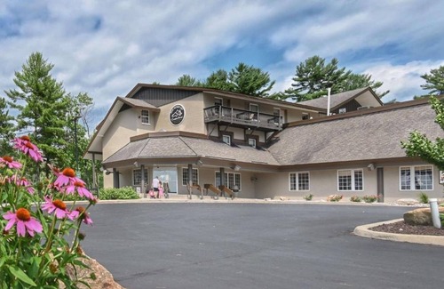 Iron Mountain Hotel | Rustic Lodge w/Heated Pool & Ski-in/Ski-out Access & Golfing- Perfect Retreat!