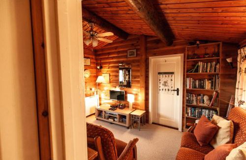 Bronaber House | Rustic Log cabin in Snowdonia By Seren Short Stays