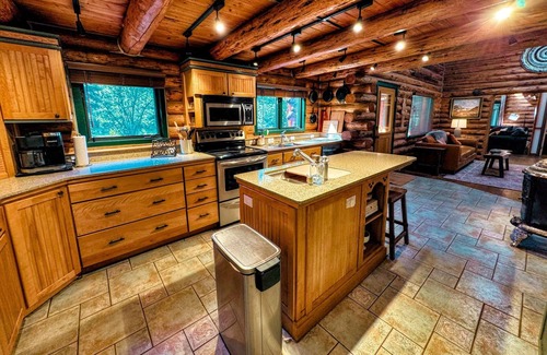 Driggs House | Rustic Log Home w/Bonus Loft Apartment