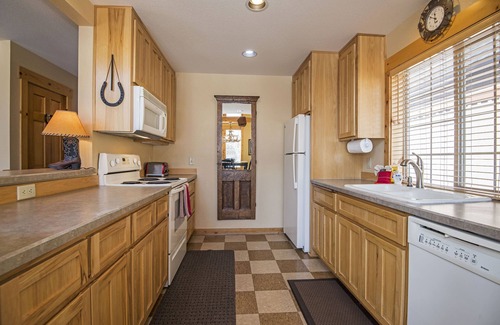 Redmond Ski Chalet | RUSTIC LUXURY CHALET GOLF COURSE VIEW.RELAX ON DECK & ENJOY PRIVATE HOT TUB