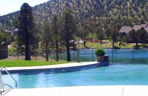 Redmond Ski Chalet | RUSTIC LUXURY CHALET GOLF COURSE VIEW.RELAX ON DECK & ENJOY PRIVATE HOT TUB