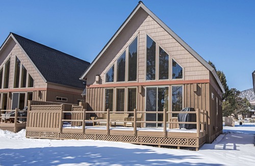 Redmond Ski Chalet | RUSTIC LUXURY CHALET GOLF COURSE VIEW.RELAX ON DECK & ENJOY PRIVATE HOT TUB