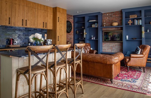 Martinborough Cottage | Rustic Martinborough Barn – Vineyard Views & Claw‑Foot Bath