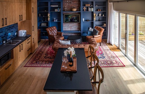Martinborough Cottage | Rustic Martinborough Barn – Vineyard Views & Claw‑Foot Bath