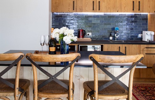Martinborough Cottage | Rustic Martinborough Barn – Vineyard Views & Claw‑Foot Bath