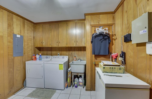 Thomasville Cottage | Rustic Thomasville Home w/Deck: 2 Mi to Downtown!