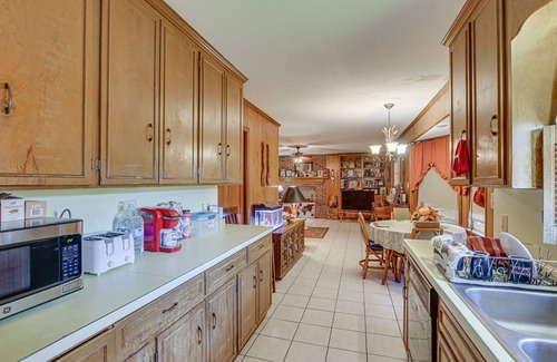 Thomasville Cottage | Rustic Thomasville Home w/Deck: 2 Mi to Downtown!