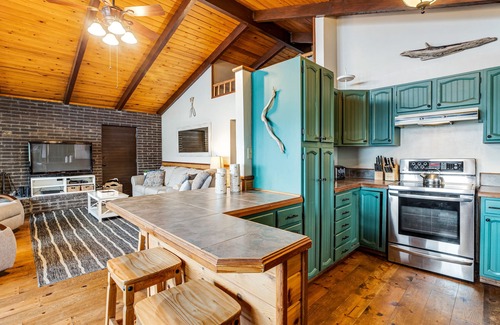 Rockaway Beach Cabin | Rustic waterfront woodland lodge w/impressive lake views from patio