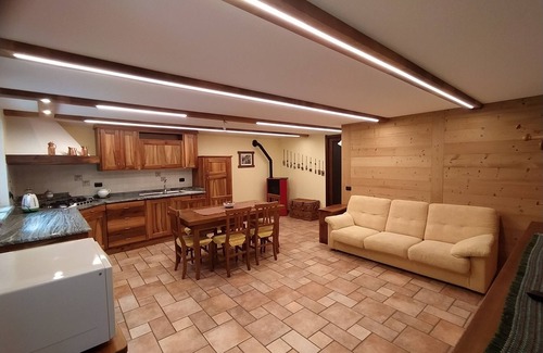 Arvier Apartment | Rustico with large green area, potholes of the giants, paths and Alta via n. 2
