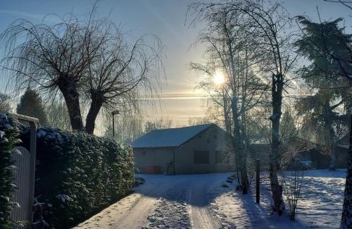 Geel Ski Chalet | Rustig gelegen chalet Kapeki met tuin aan het water