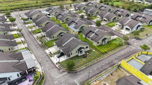 Kota Tinggi House | RuzZana Signature Stay Semi-D Corner Lot-BBQ,Wifi,6-8pack