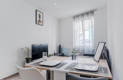 Chatellerault Apartment | Séjour Confort - Proche Gare & Centre - Futuroscope 1