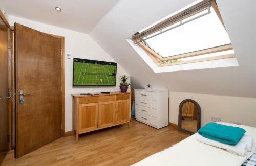 Greenwich Apartment | S6 Ensuite Loft Studio Space (Sandycroft Guest House)