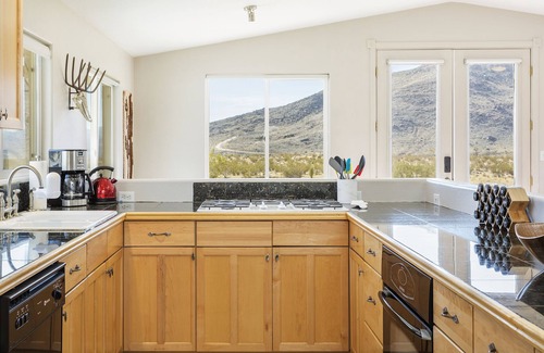 Joshua Tree House | Saddleback Escape w/ Hot tub - Open Desert in Joshua Tree